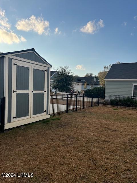 view of yard featuring a storage shed