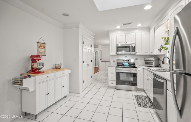 27 Tulifinny Ln, Yemassee, SC 29945 - kitchen with stainless steel appliances, white cabinets, light countertops, tasteful backsplash, and recessed lighting