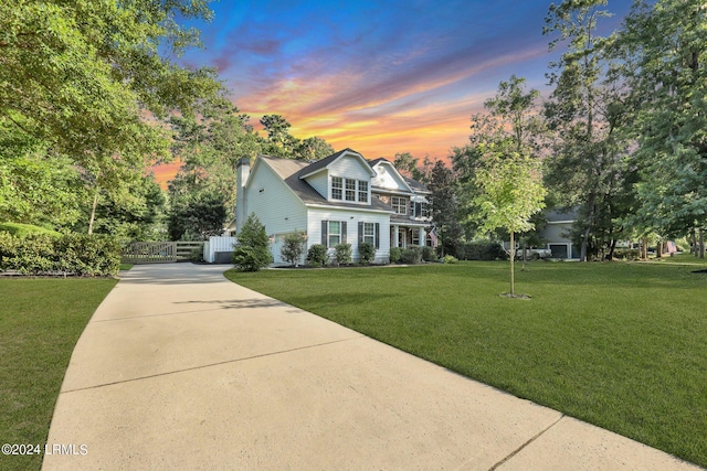 view of front of property featuring a yard