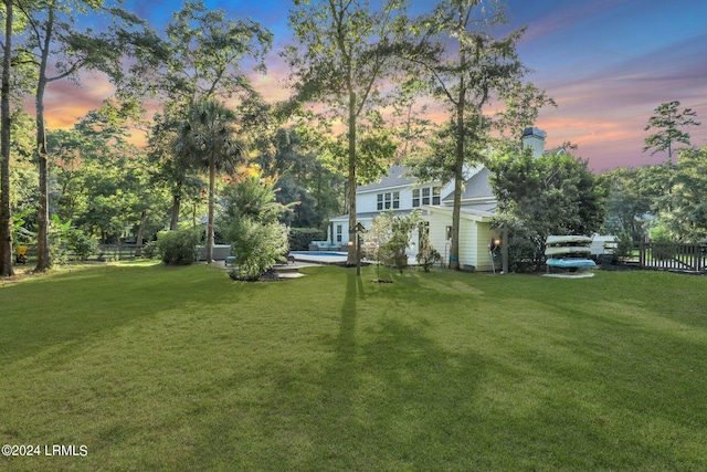 view of yard at dusk