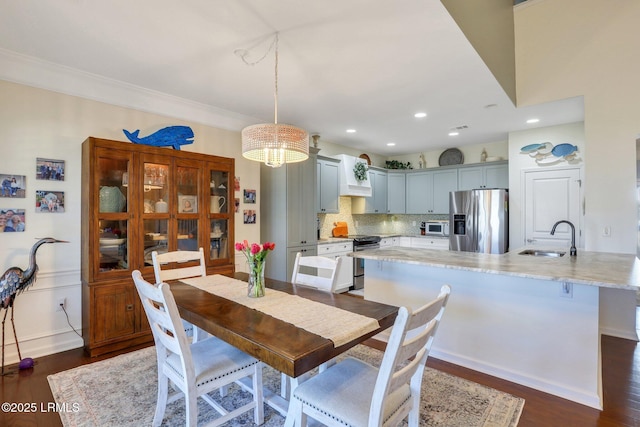 dining space featuring recessed lighting, a chandelier, dark wood-style floors, and ornamental molding