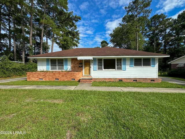 ranch-style house featuring a front lawn