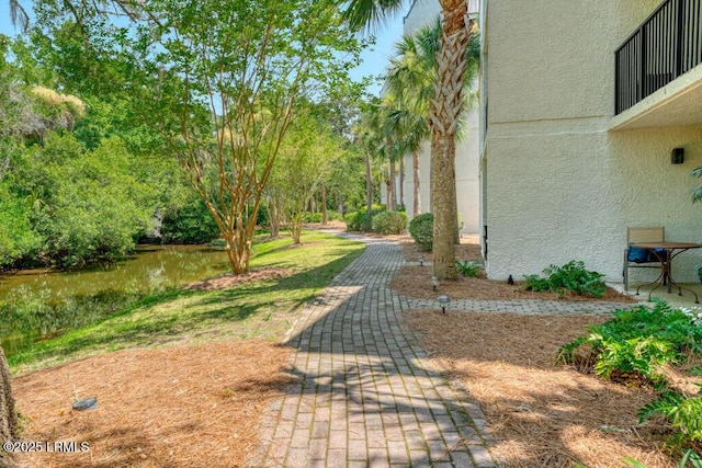 view of yard featuring a water view