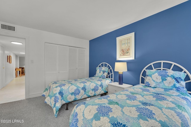 bedroom featuring carpet flooring and a closet