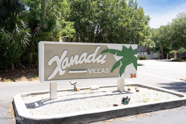 view of community / neighborhood sign