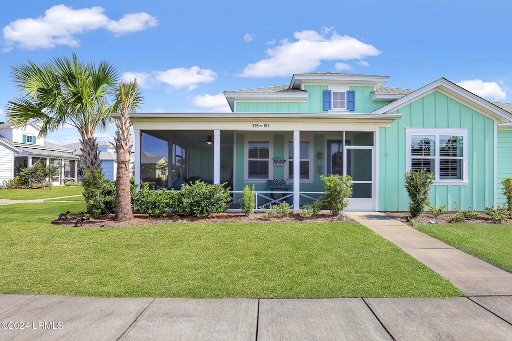 view of front facade featuring a front lawn