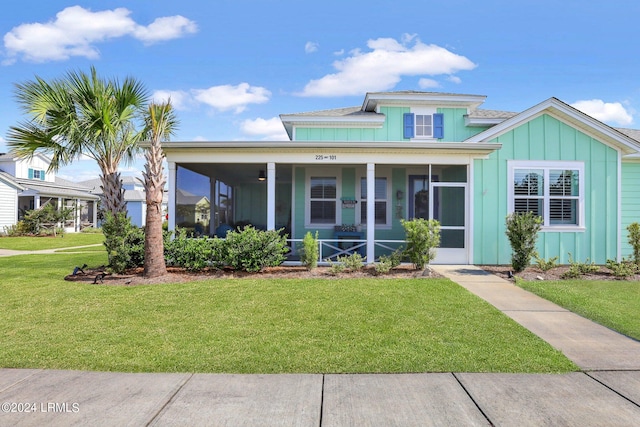 view of front facade featuring a front lawn