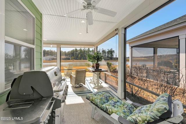 sunroom featuring ceiling fan