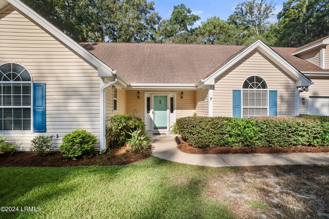 view of front of property with a front lawn