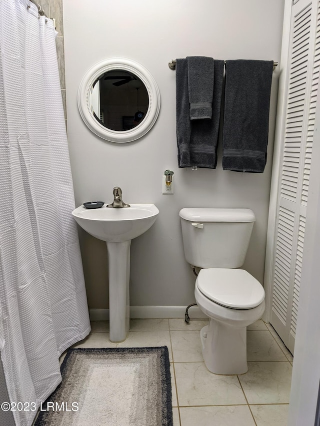 full bathroom with toilet and baseboards