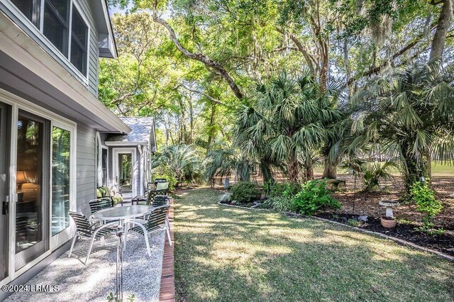 view of yard featuring a patio