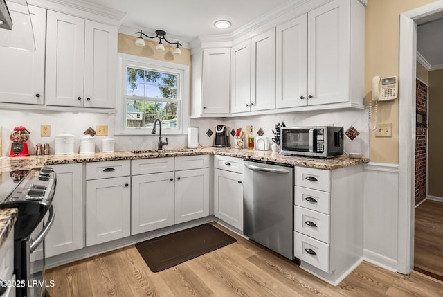 906 Belleview Cir E, Beaufort, SC 29902 - kitchen featuring appliances with stainless steel finishes, a sink, backsplash, white cabinetry, and recessed lighting