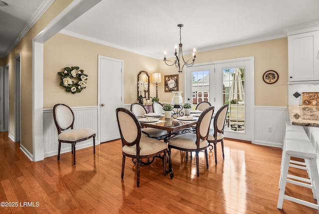906 Belleview Cir E, Beaufort, SC 29902 - dining space featuring a chandelier, wainscoting, light wood-type flooring, and crown molding