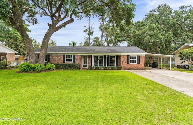 906 Belleview Cir E, Beaufort, SC 29902 - ranch-style home featuring driveway, an attached carport, a front yard, and brick siding