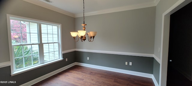 spare room with visible vents, baseboards, an inviting chandelier, dark wood-style flooring, and ornamental molding