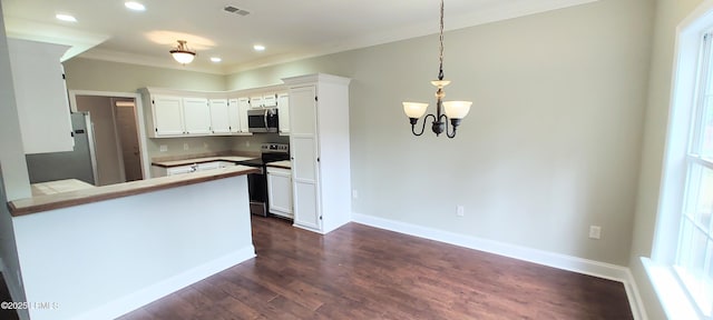 kitchen featuring visible vents, a notable chandelier, appliances with stainless steel finishes, a peninsula, and dark wood-style flooring