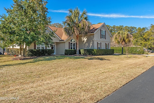 view of front of home featuring a front yard