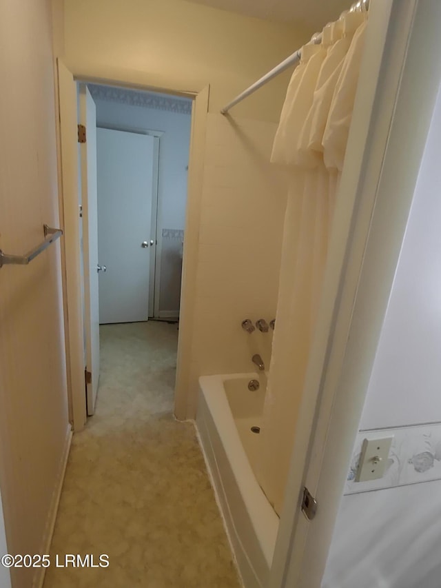 bathroom featuring shower / tub combo