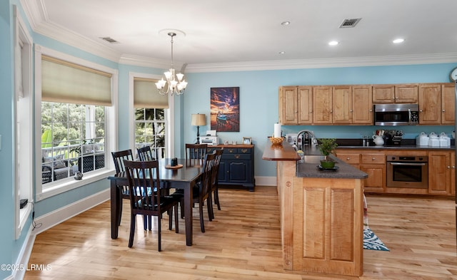 kitchen with visible vents, a notable chandelier, dark countertops, stainless steel appliances, and light wood-style floors