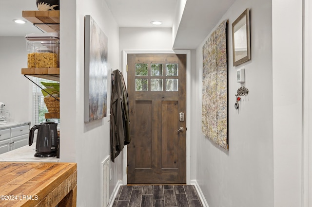 entryway featuring recessed lighting, baseboards, and wood tiled floor