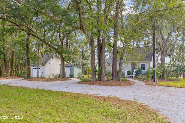 view of front of home featuring a front lawn