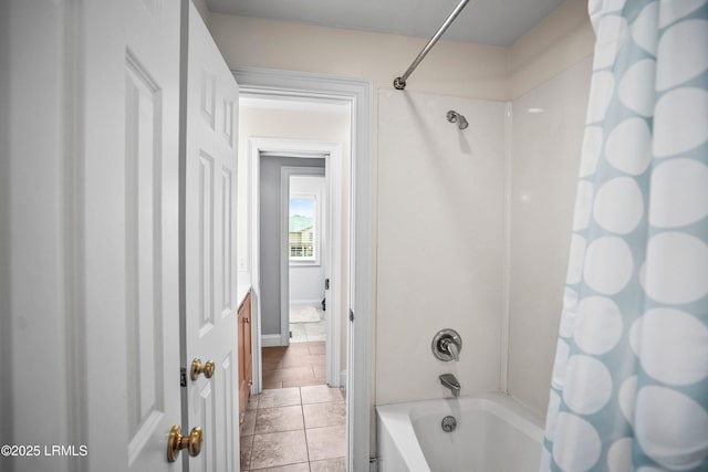 bathroom featuring shower / bath combo