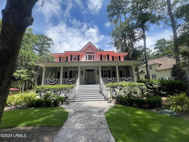 view of front facade featuring a front lawn and a porch