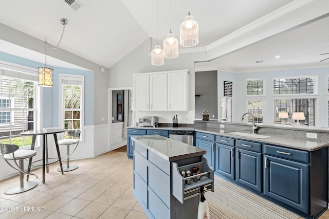 170 Pinecrest Cir, Bluffton, SC 29910 - kitchen featuring a sink, blue cabinetry, a kitchen island, white cabinetry, and a peninsula