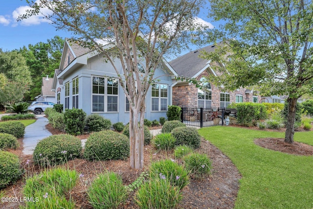 view of front of home featuring a front yard