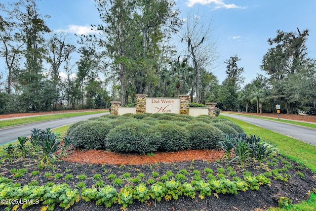 view of community / neighborhood sign