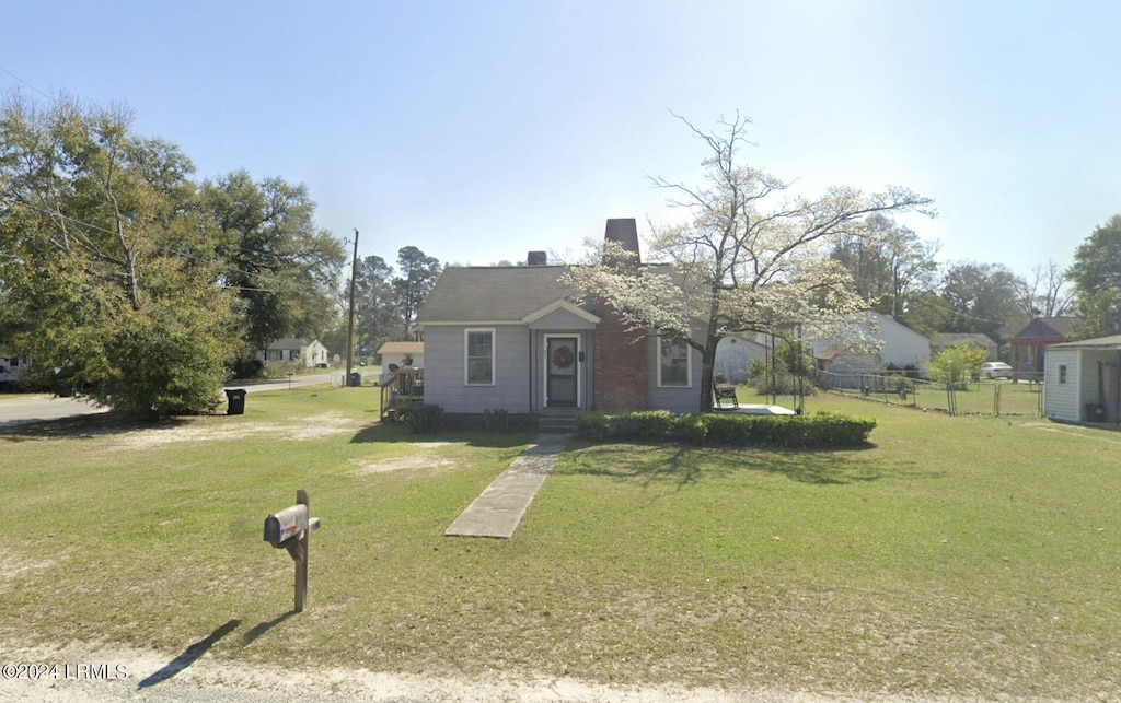 view of front of house featuring a front lawn