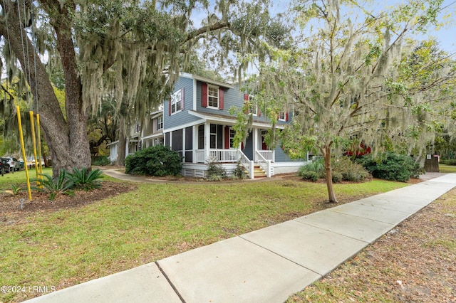 view of front of property featuring a front lawn