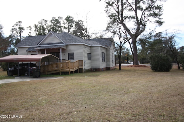 view of front of home featuring a wooden deck, a carport, and a front yard