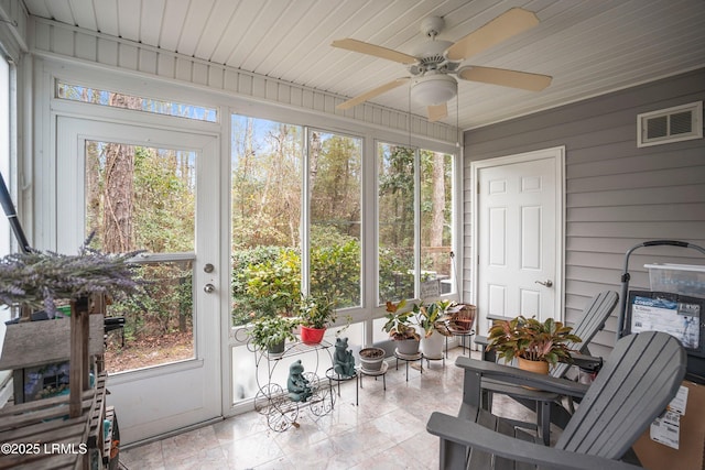 sunroom featuring visible vents and ceiling fan