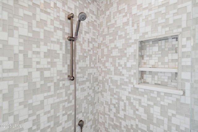 details featuring tiled shower