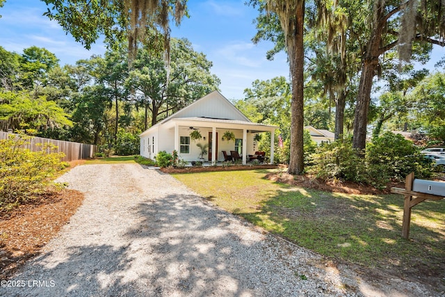 1 William St, Beaufort, SC 29907 - view of front of home with a ceiling fan, fence, a front lawn, a porch, and driveway
