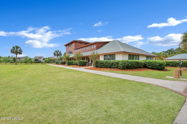 view of front facade featuring a front lawn