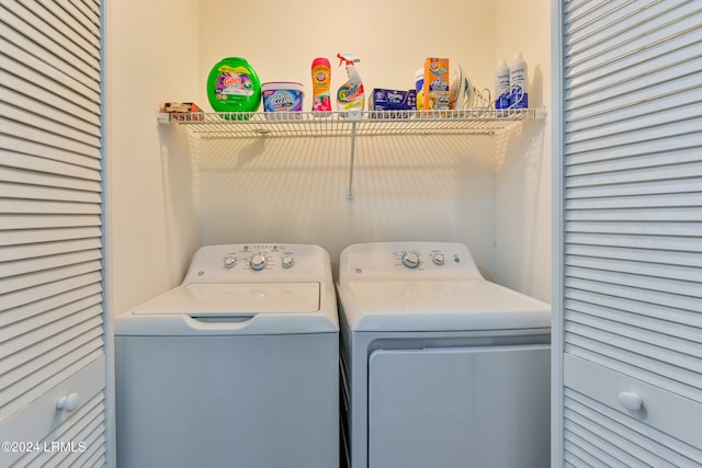 washroom featuring washing machine and clothes dryer