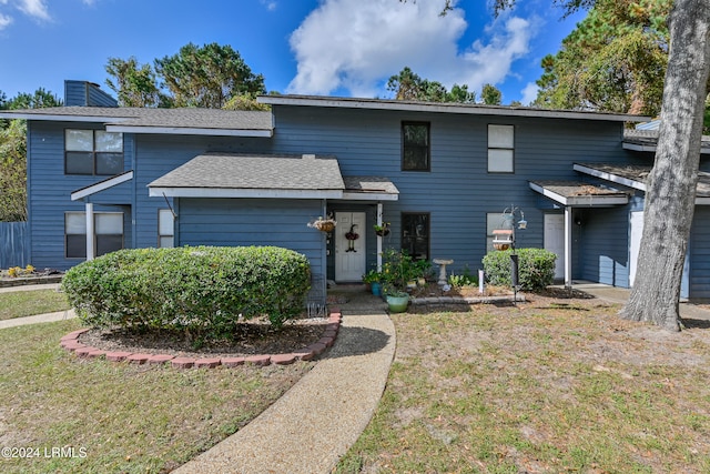 view of front of property featuring a front lawn