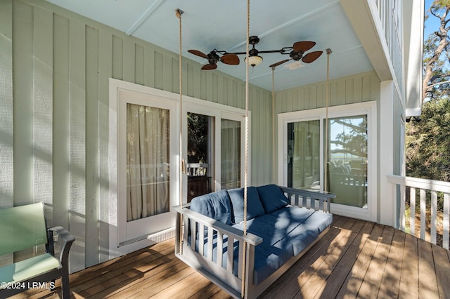 sunroom with ceiling fan