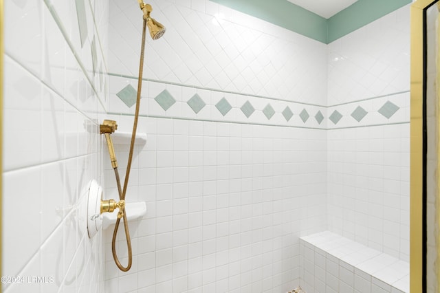 bathroom featuring tiled shower