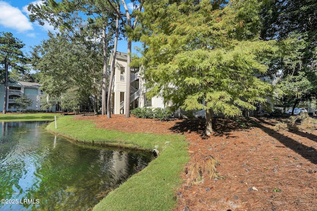 view of yard featuring a water view