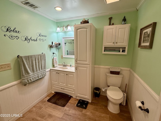 26 Mallard St, Ridgeland, SC 29936 - bathroom featuring wainscoting, vanity, wood finished floors, and crown molding