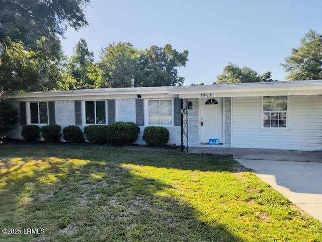 3005 Shell Point Rd, Beaufort, SC 29906 - ranch-style house with a front yard and a porch