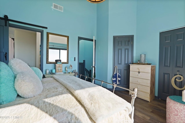31 Anchorage Pt Unit 31, Hilton Head Island, SC 29928 - bedroom featuring dark wood-style floors, a towering ceiling, and visible vents