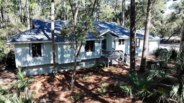 view of front facade featuring a shingled roof