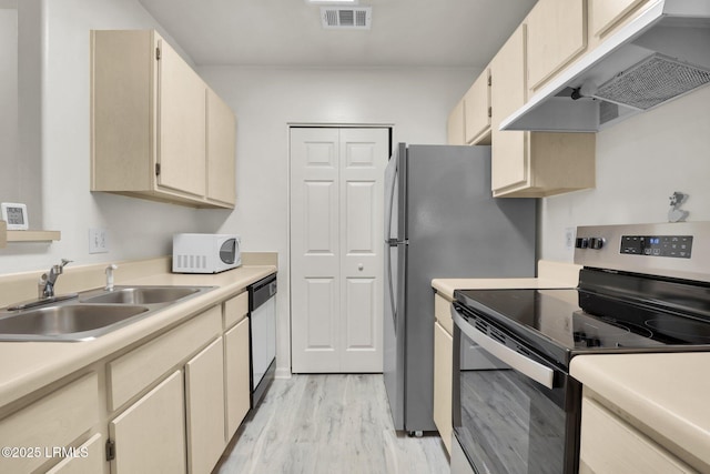 kitchen with visible vents, white microwave, stainless steel electric stove, under cabinet range hood, and a sink