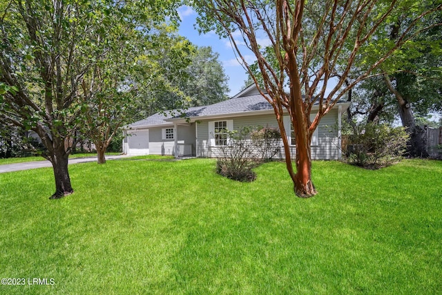 7 Grandiflora Ln, Beaufort, SC 29907 - single story home featuring a garage, a front lawn, and concrete driveway