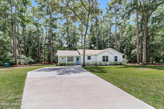 view of front of property featuring a front yard and driveway