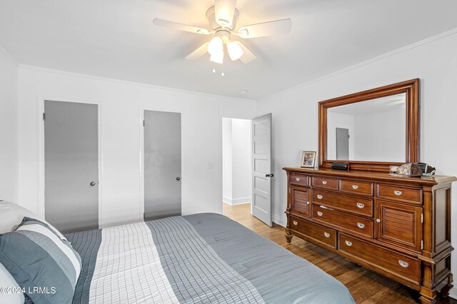 bedroom with ceiling fan, ornamental molding, and light hardwood / wood-style flooring